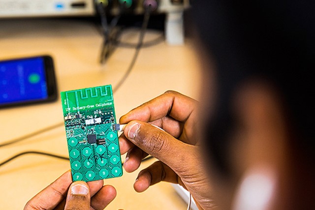 تلفن همراهی که بدون باتری و با امواج نوری و رادیویی کار می‌کند